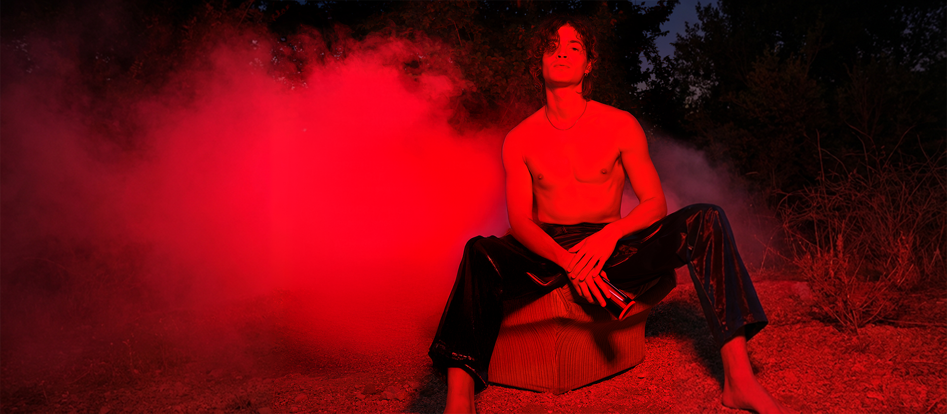 barbat sexy in lumina rosie